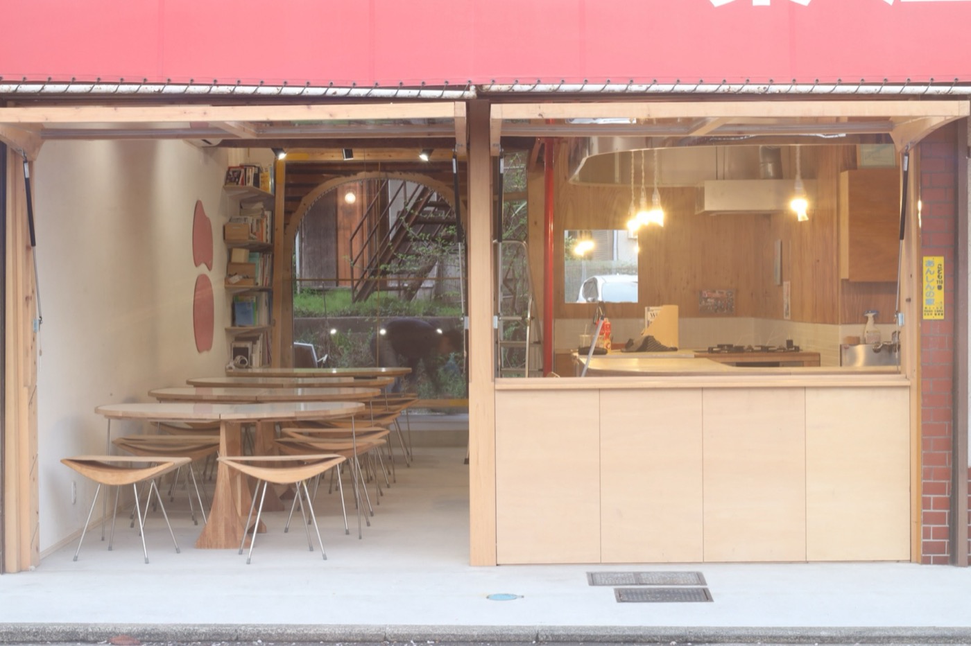 蔀戸を全開にした二つ台みーとみーとの外観
