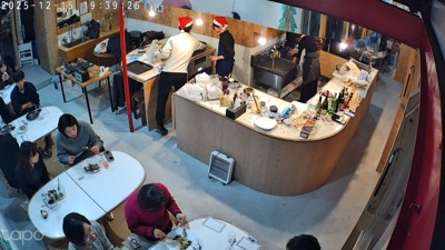 カウンターとテーブルが埋まった店内