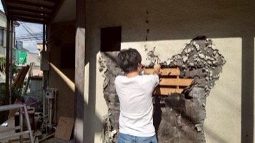 外壁の解体作業